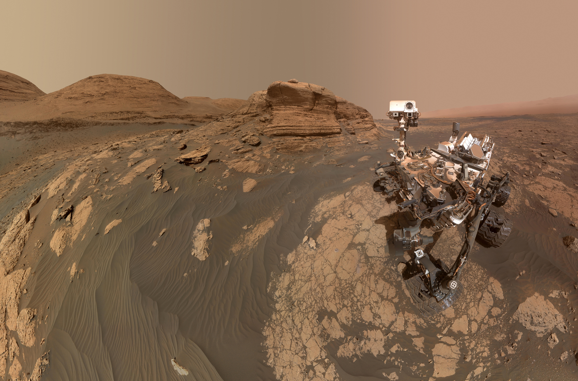 Curiosity возле шестиметрового скального выхода Mont Mercou в кратере Гейла.