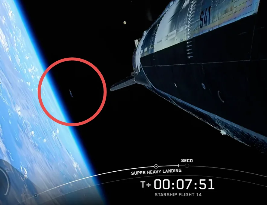 Люди приняли газовый шлейф за инопланетный корабль чужих. © SpaceX
