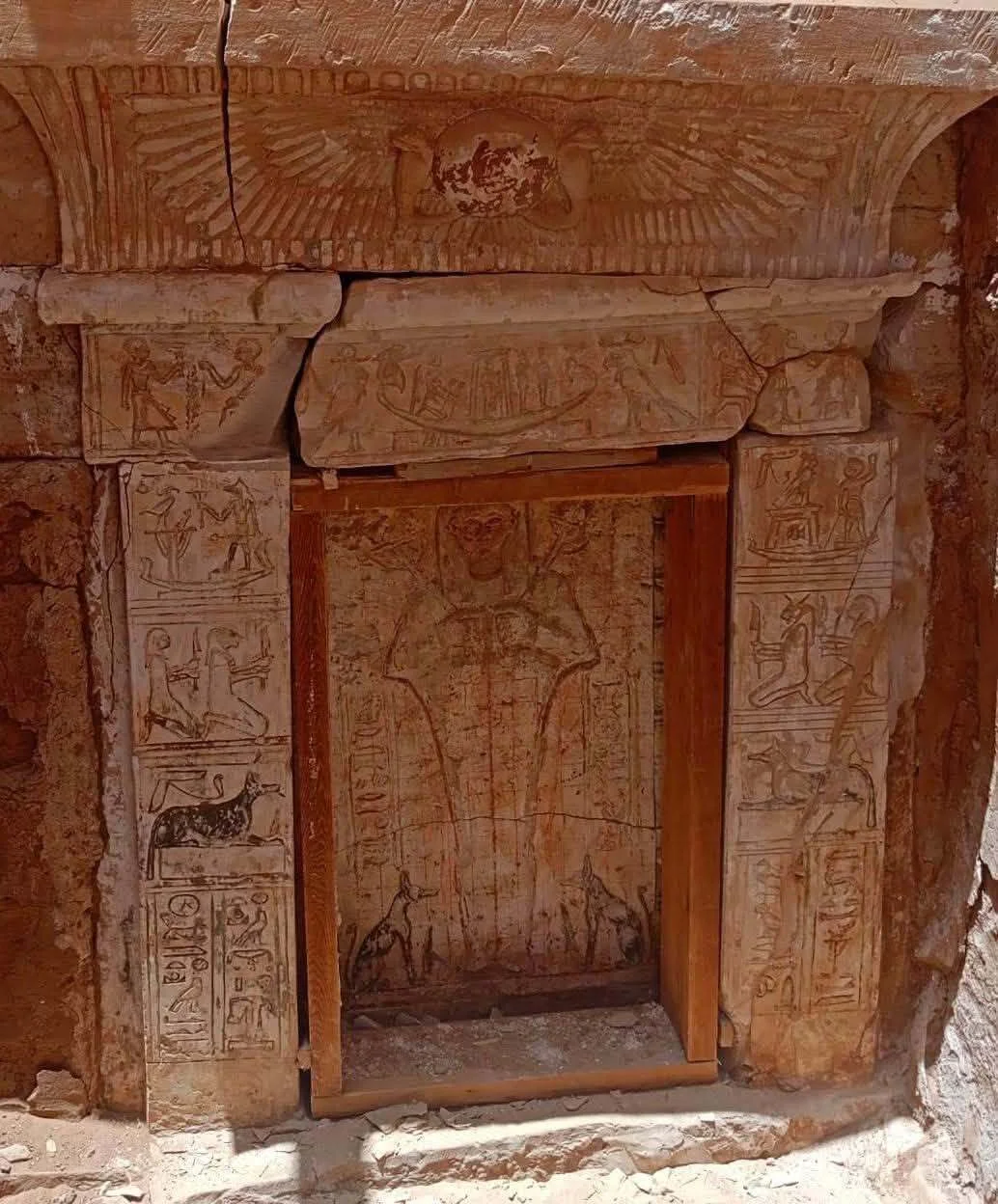 Вход с иероглифами крупным планом. @Courtesy of the Egyptian Ministry of Tourism and Antiquities.