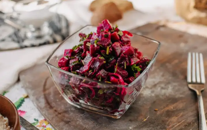 «Маринованная свекла и творог — очень вкусная закуска, а чтобы она стала еще лучше, добавьте несколько персиков».