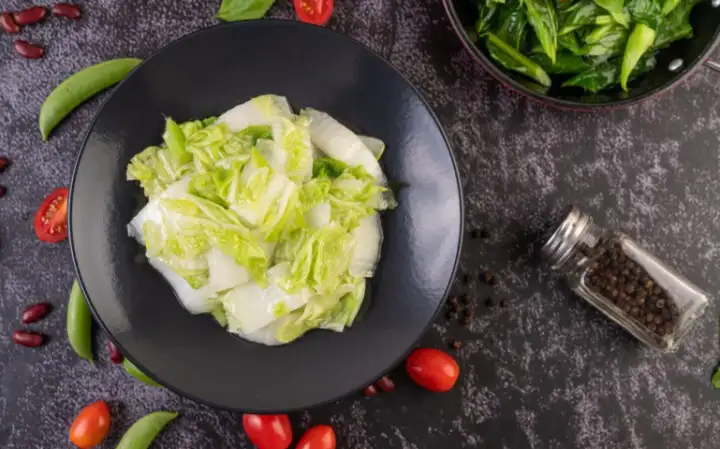 «Салат айсберг и яблочное пюре».