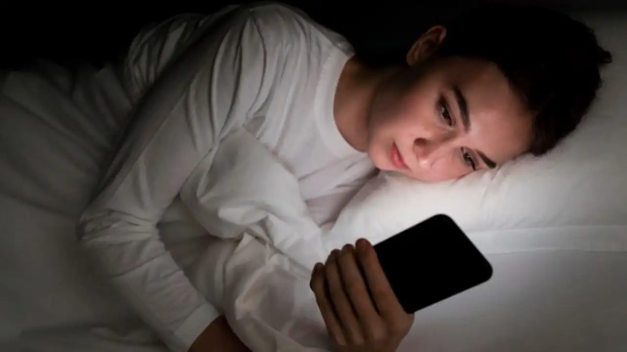 Девушка с телефоном.