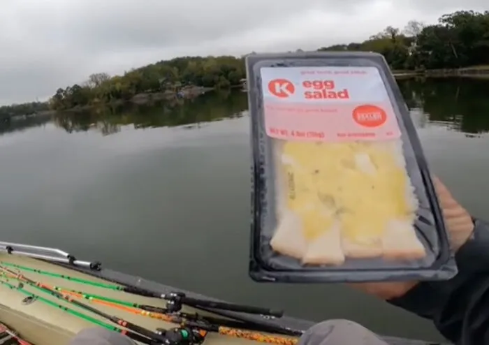 Страстный рыбак публиковал занимательные видеоролики о своих приключениях, демонстрируя свой лучший улов и вкусные бутерброды с яичным салатом.