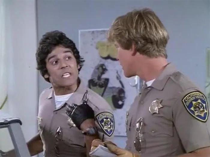 Эрик Эстрада, известный по роли в сериале «Калифорнийский дорожный патруль», ушел из кино на несколько лет и стал офицером полиции. Но вскоре вернулся к актерской карьере и озвучиванию мультфильмов.