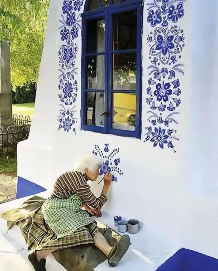 94-летняя Агнес Каспаркова превращает свою маленькую деревню в Чехии в художественную галерею.