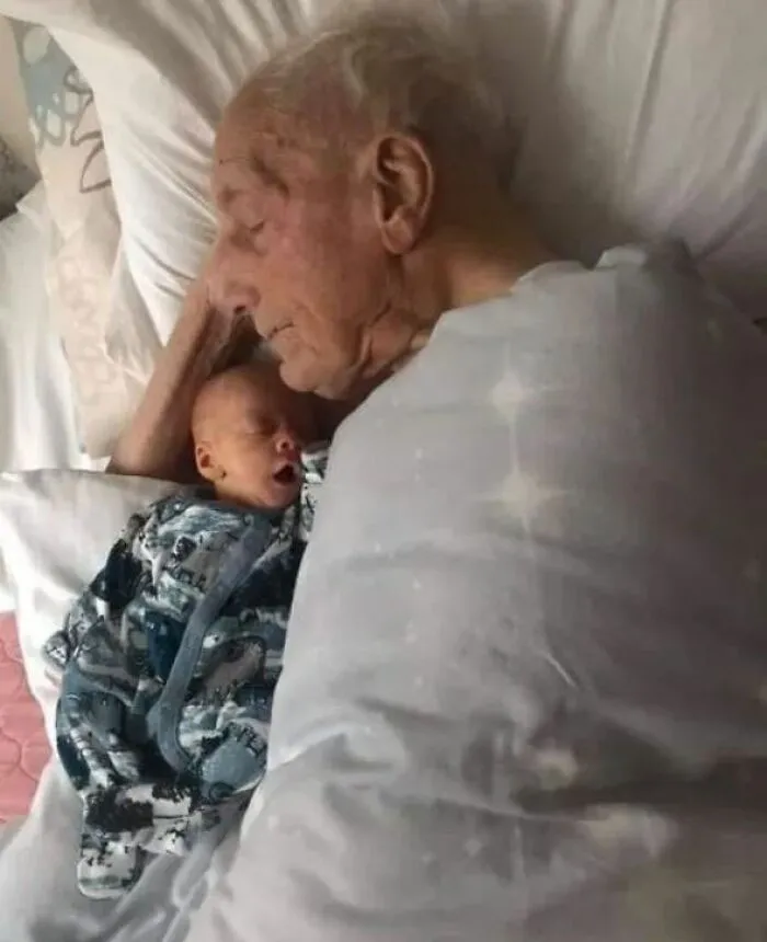 «5-недельный Хантер дремлет рядом со своим 104-летним прапрадедом Чарльзом».