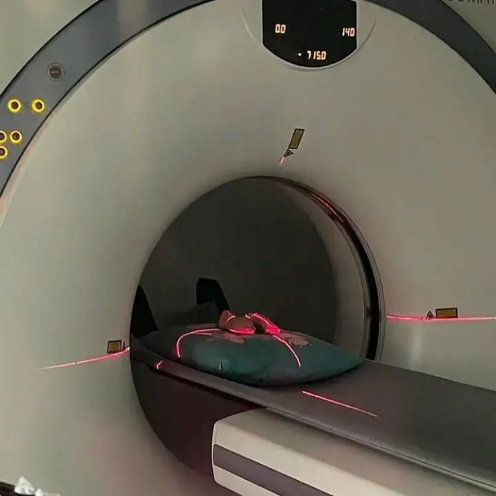 Для этого их укутывают в специальную пеленку, чтобы они не сбежали.