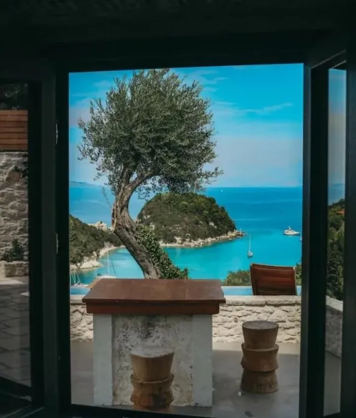 «Вид из моего любимого окна. В моем любимом доме на Паксосе, Греция».