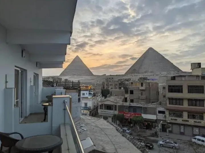 «Вид из нашего окна в Гизе, Египет».