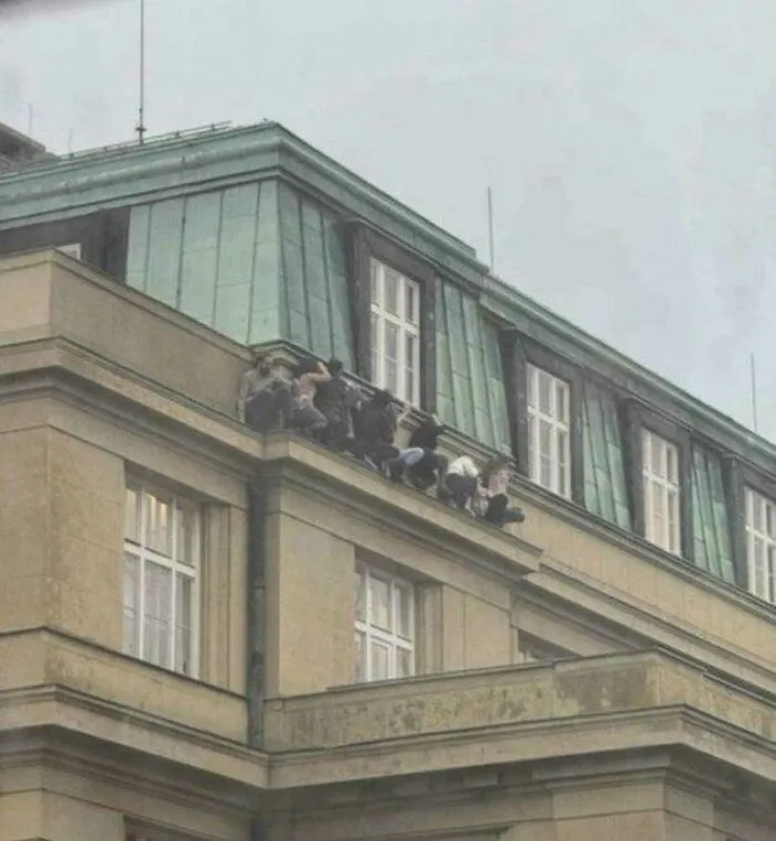 Студенты прячутся во время стрельбы в Карловом университете в Праге, Чехия.