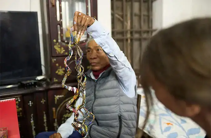 Этот упорный труд принес свои плоды: он стал известен как обладатель самых длинных мужских ногтей в мире, общая длина которых превышает 5 метров!