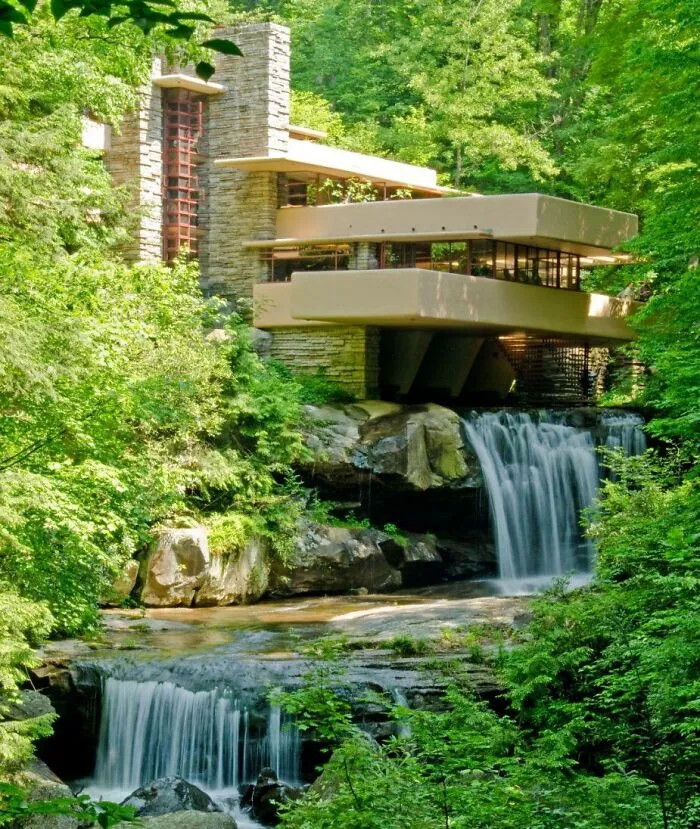 Дом прямо над водопадом.