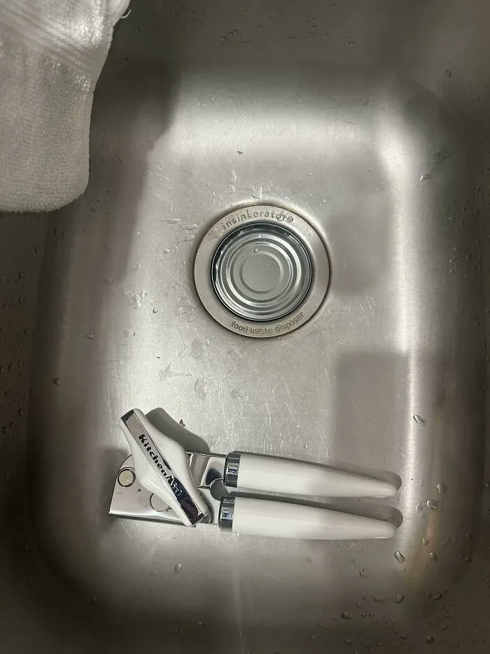 «Попытался открыть банку тунца и случайно уронил ее».