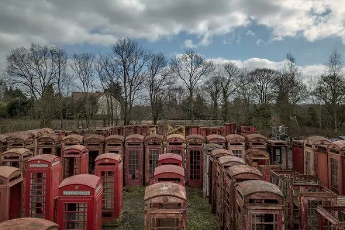 Кладбище телефонных будок, расположенное недалеко от Мерстама, Великобритания.