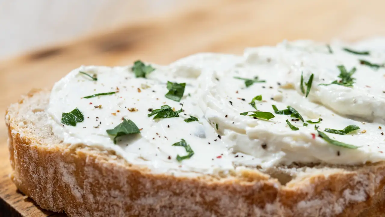 Хлеб с творожной намазкой