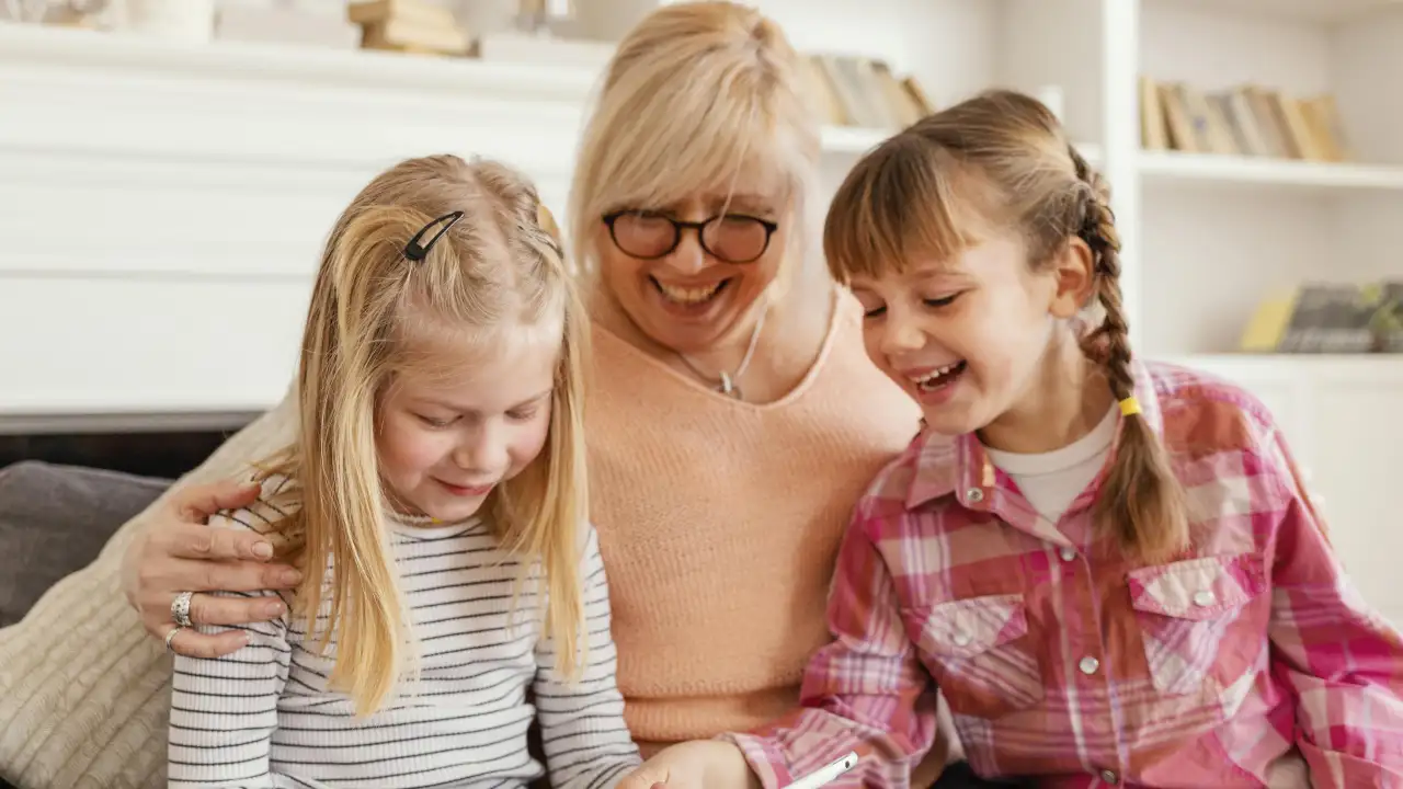 Бабушка с внуками.