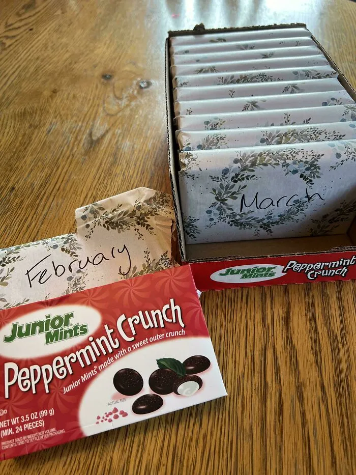 «Моя дочь знает, какие у меня любимые сладости. На мой день рождения в декабре она завернула по одной вкусняшке на каждый месяц 2024 года.».