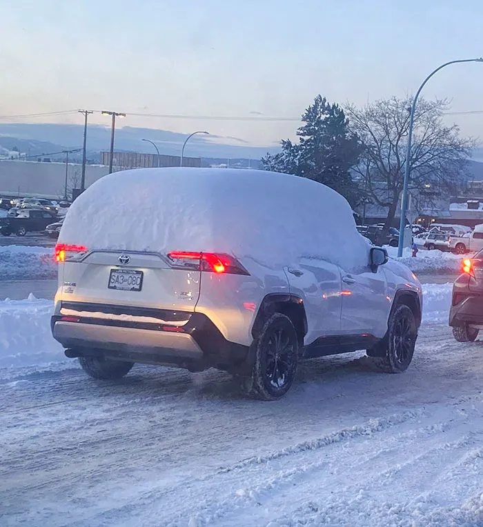 Зачем убирать снег, если он скоро снова налетит?