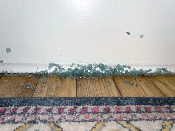 «Моя девушка бросает свои ежедневные контактные линзы за изголовье нашей кровати».