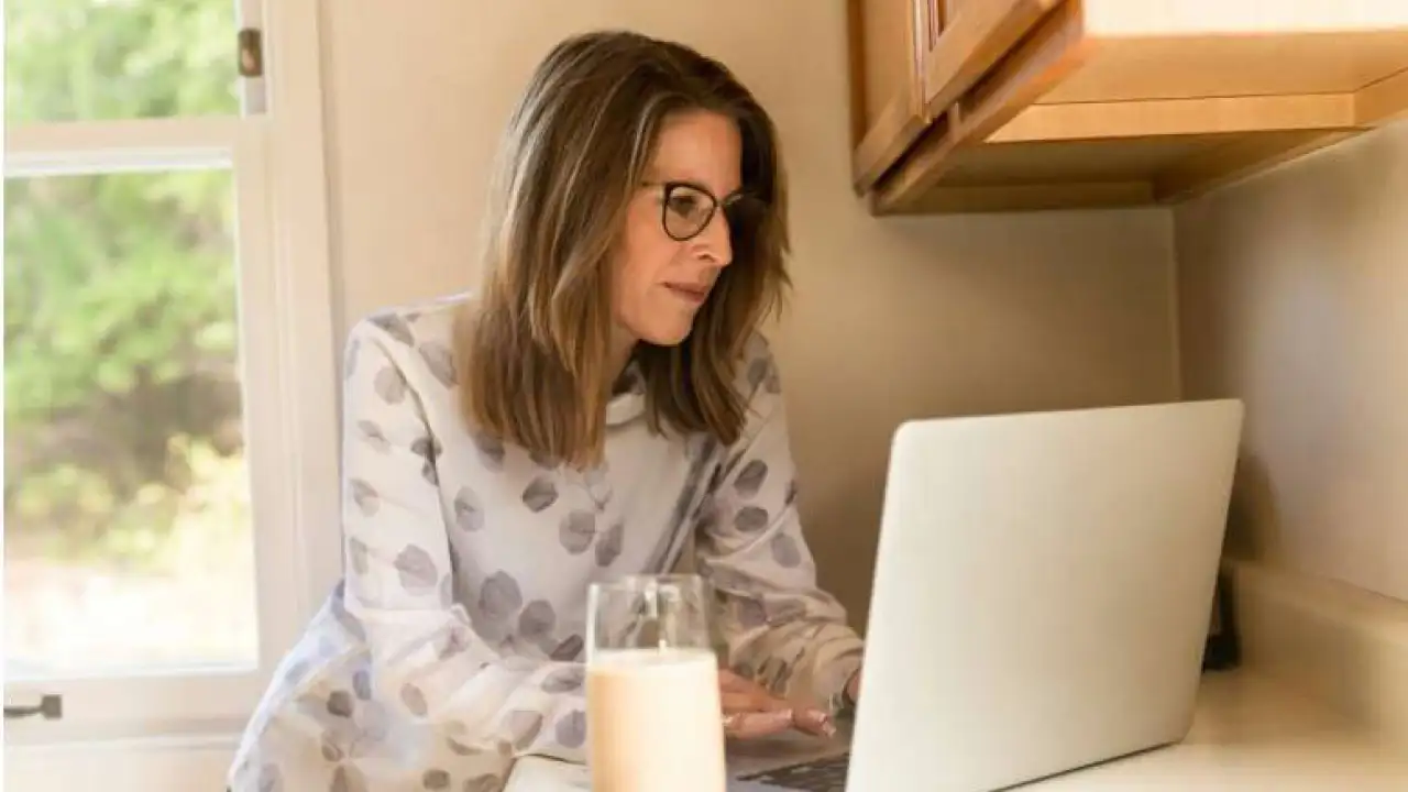 Женщина у компьютера.