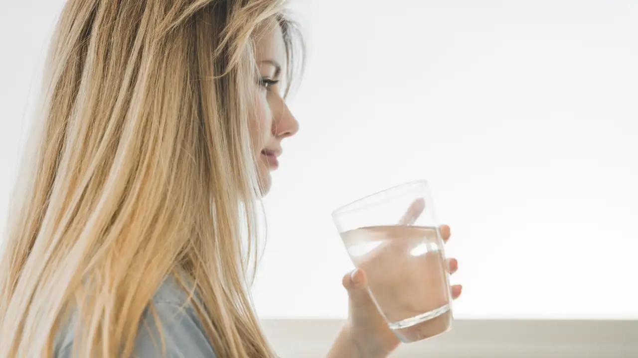 Девушка со стаканом воды.