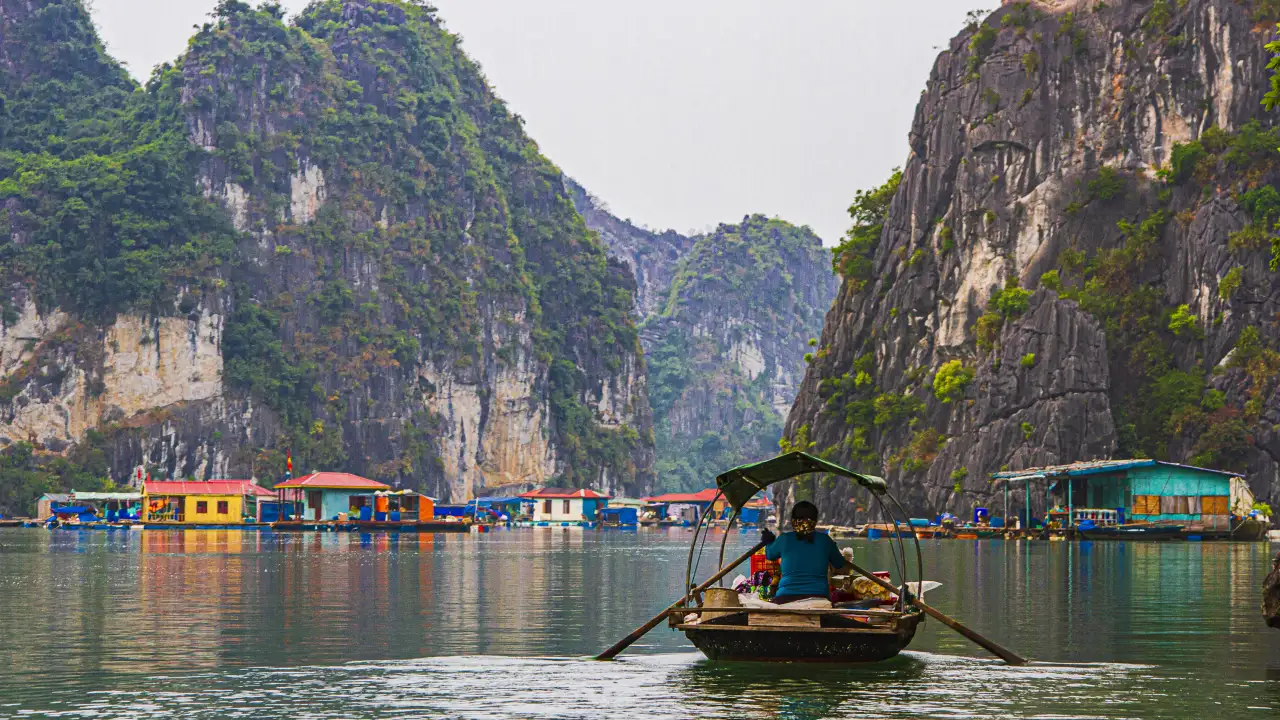 Рыбацкая деревня в заливе Халонг во Вьетнаме