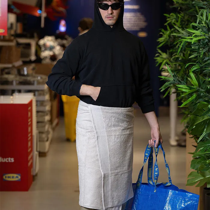 В результате того, что новая сомнительная вещь Balenciaga продается в розницу по огромной цене, Ikea разместила в своем Instagram забавный ответ, продвигая собственную линию не очень модных полотенец. В посте мужчина в темных очках и толстовке с капюшоном носил полотенце Vinarn на талии, имитируя юбку из полотенца Balenciaga.