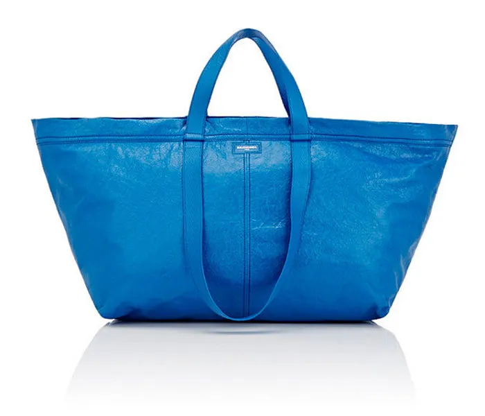 Ранее Balenciaga продавала сумку стоимостью 2145 долларов, которая поразительно напоминала культовую большую сумку IKEA Frakta за 99 центов.