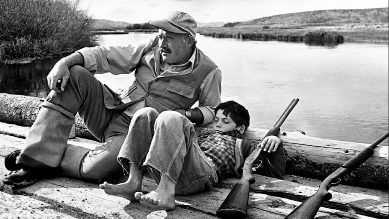Эрнест Хемингуэй и его сын Грегори на охоте, США, 1941 год.