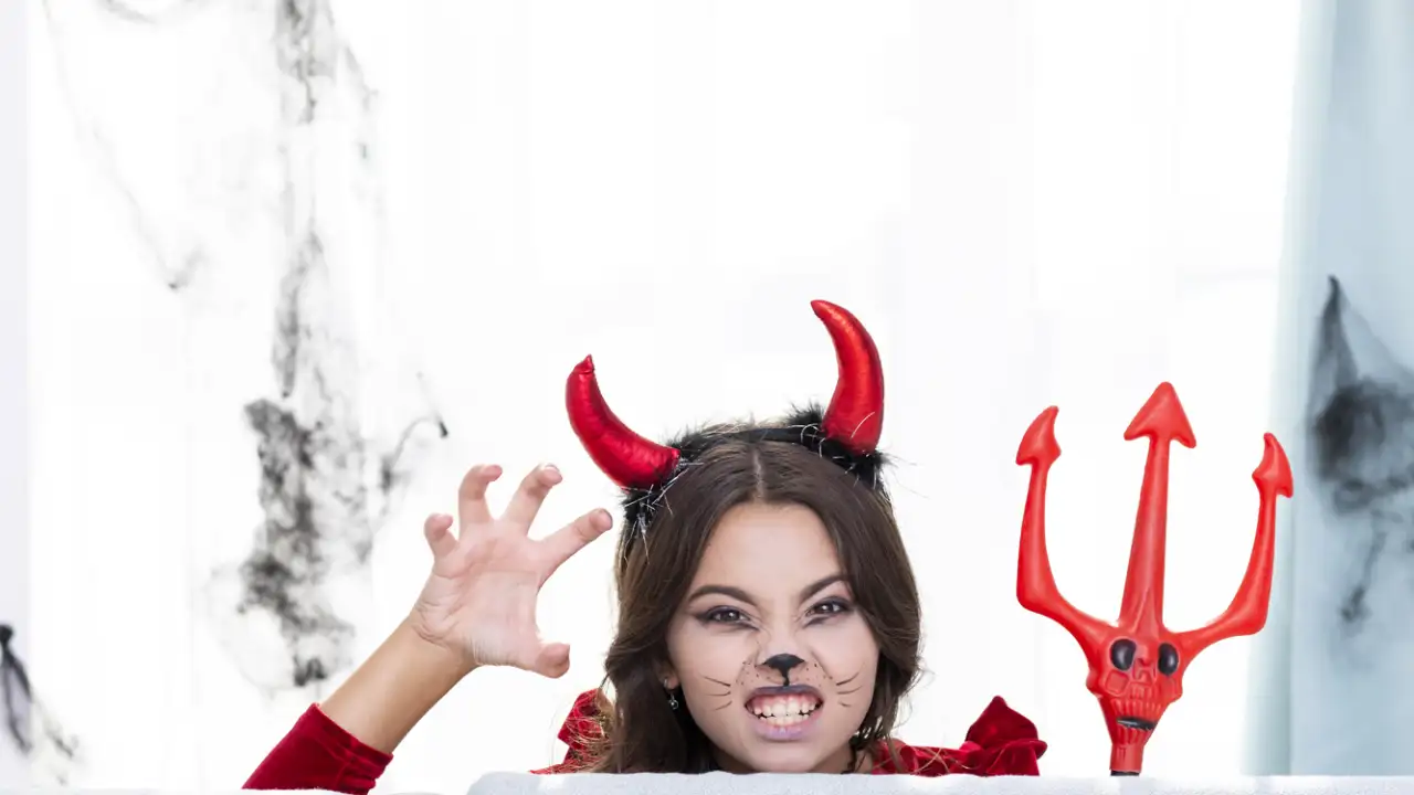 Девушка с рожками.