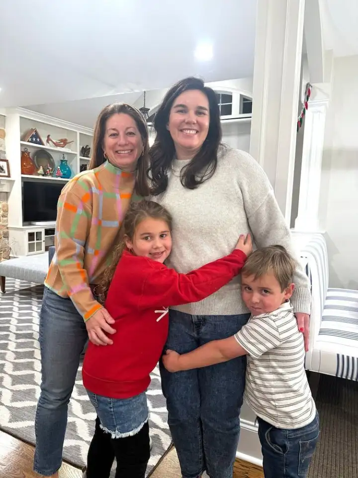 Сюзанна Пью с Меган Льюис и её детьми, которым Сюзанна помогала появиться на свет.