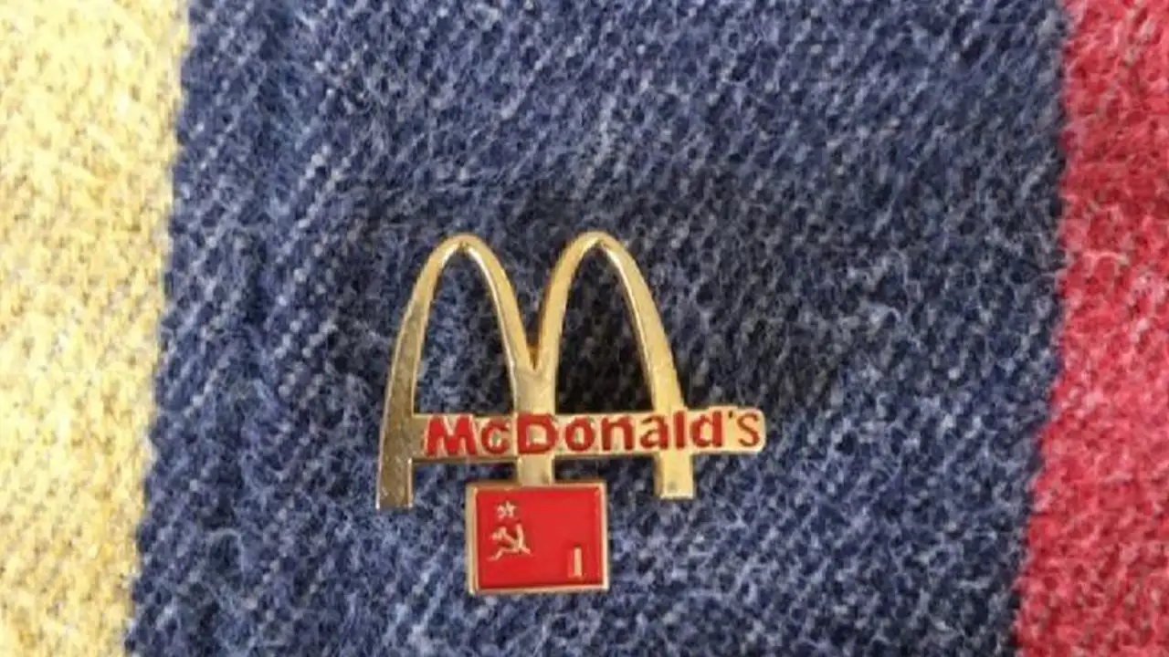 Логотип Макдональдса с серпом и молотом.