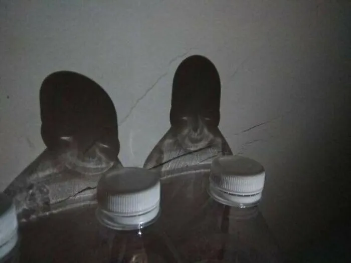 Всего лишь тени от бутылок с водой.