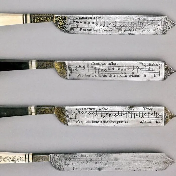 Очень редкий набор итальянских ножей XVI века. На стальном лезвии с каждой стороны выгравированы ноты и тексты песен.