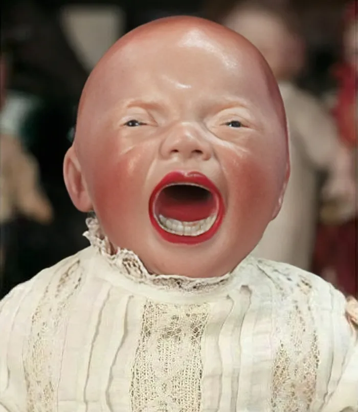 Кричащий пупс, сделанный из фарфора немецким кукольником Кестнером в 1920 году.