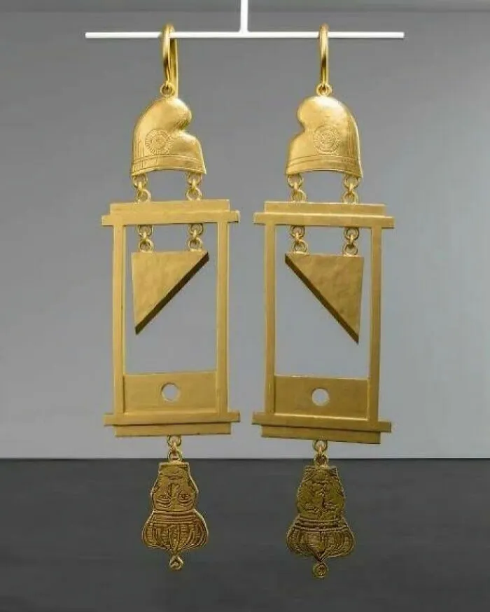 Золотые серьги с изображением отрубленных голов Марии-Антуанетты и короля Людовика XVI были проданы в качестве сувениров во время их казни на гильотине в 1793 году.