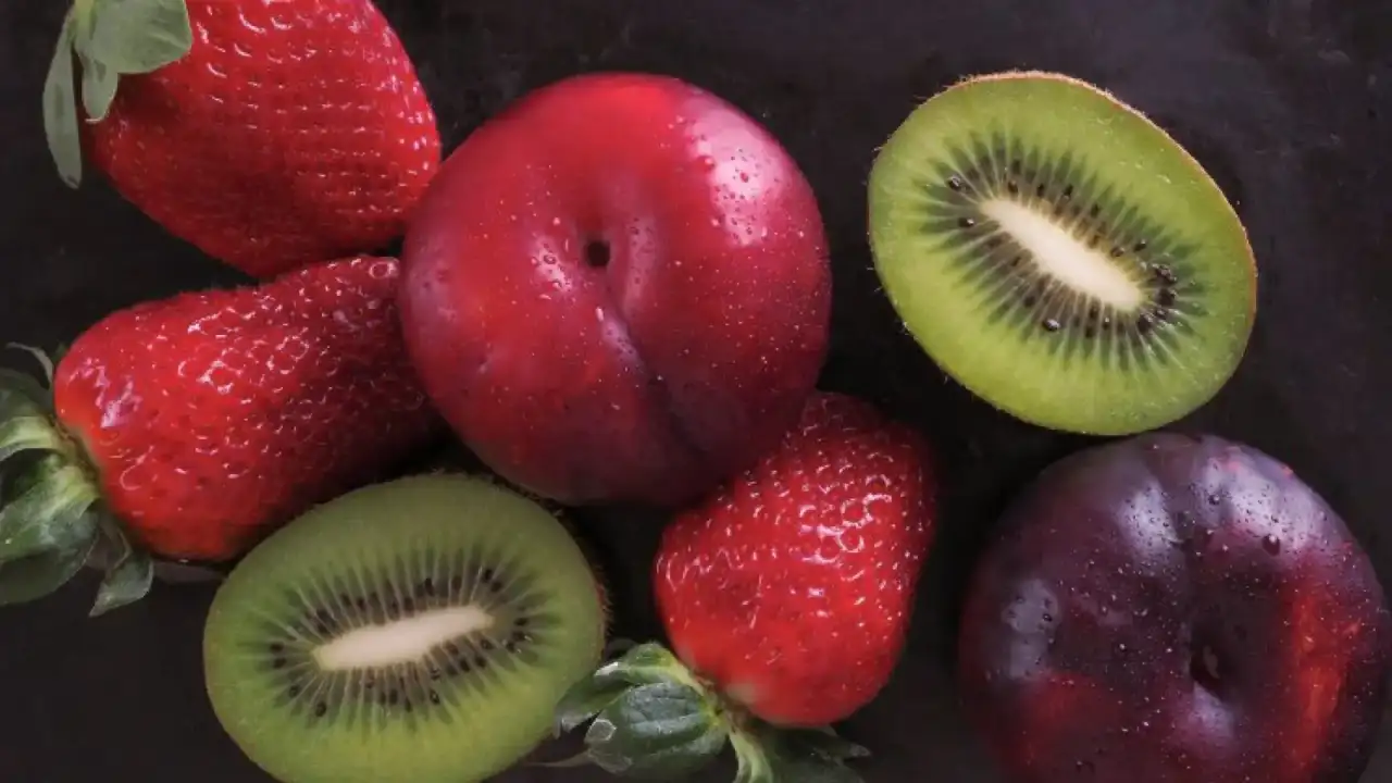 Киви и клубника.  © freepik  