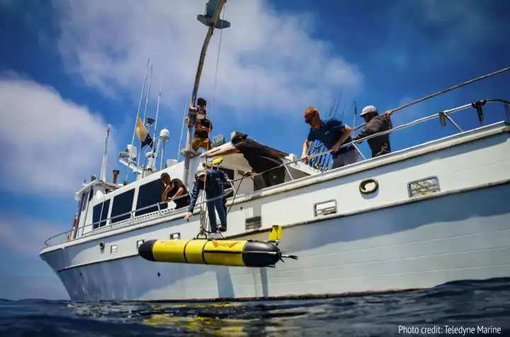 Подводную лодку спускают на воду.