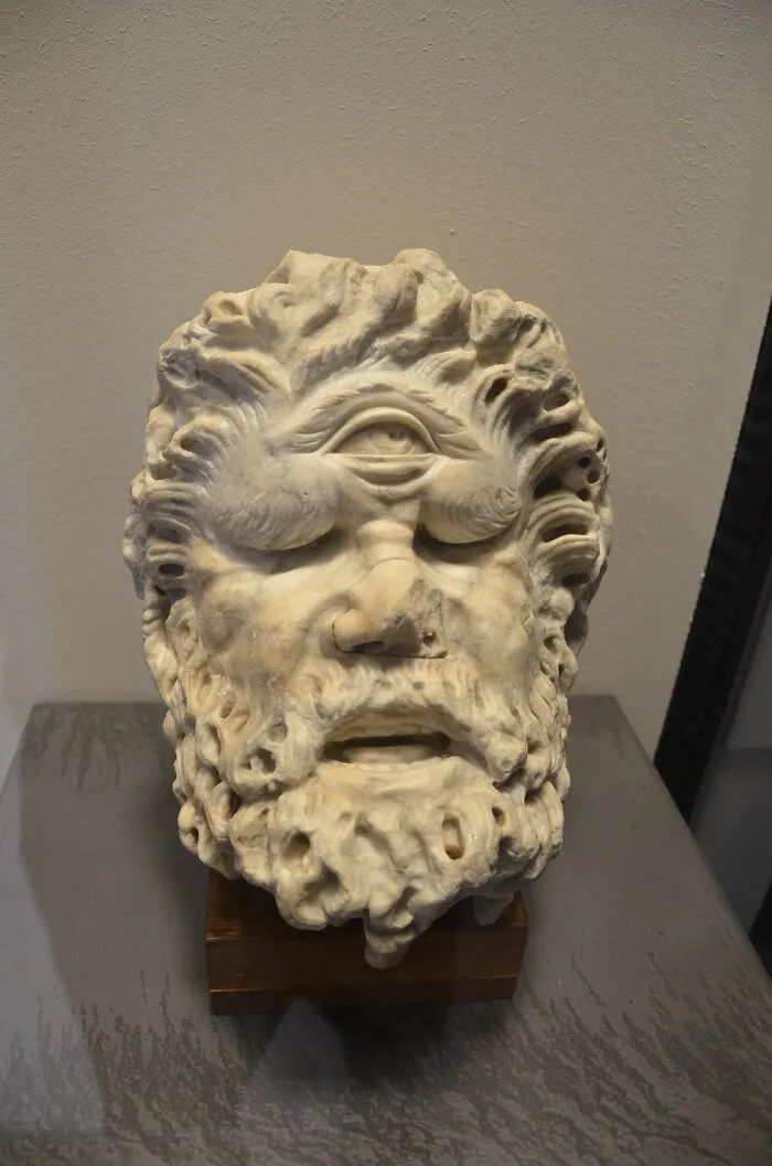Голова статуи циклопа, найденная в римском Колизее.