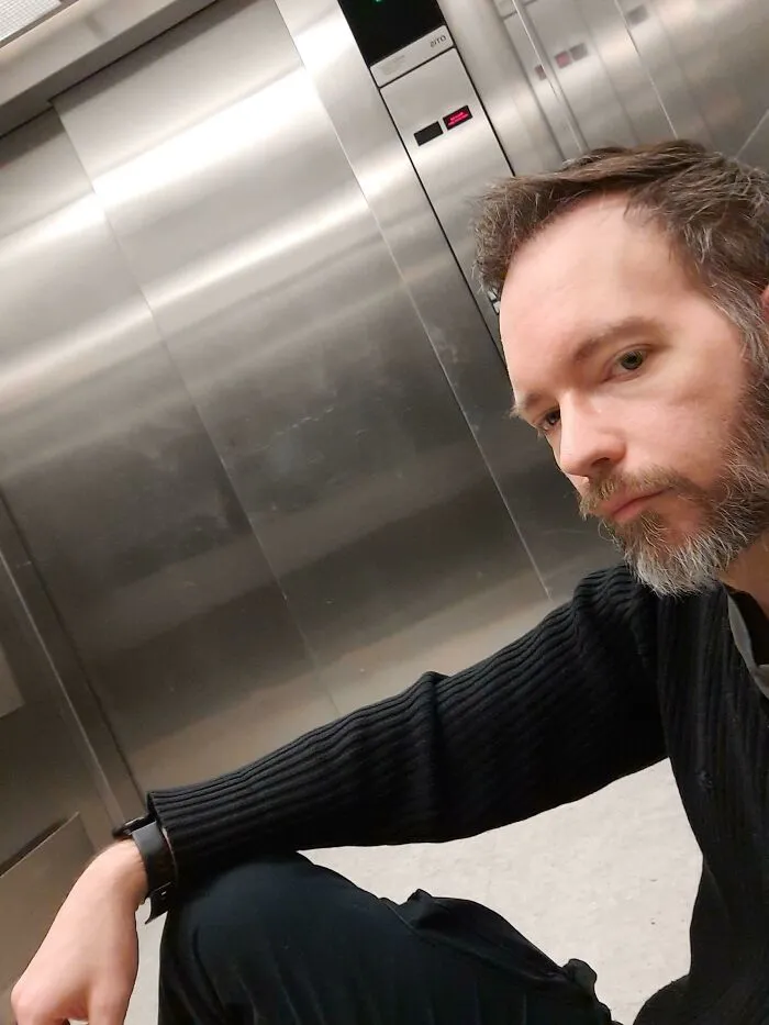 «Я застрял в лифте и я один в здании».