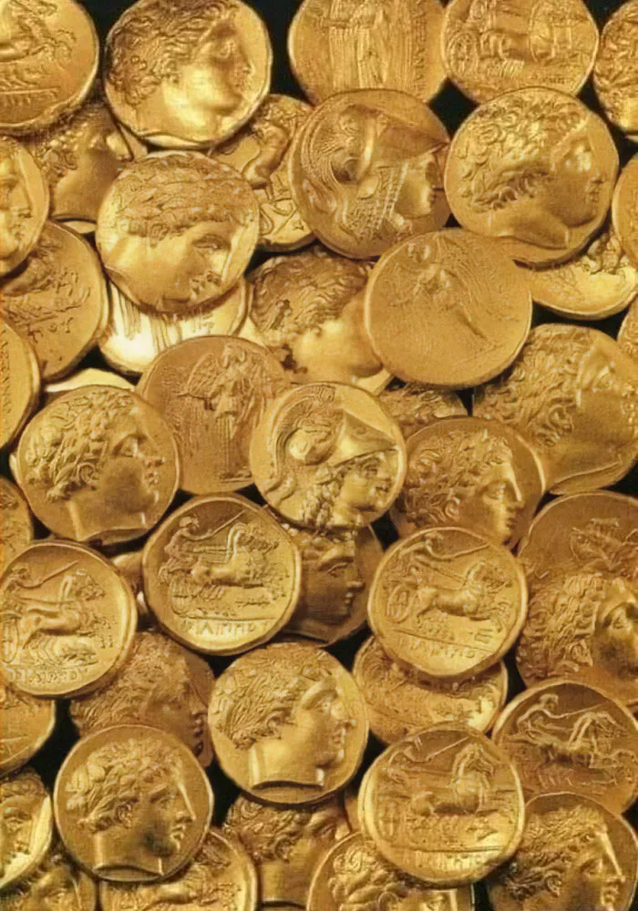 Македонские золотые монеты, которые были спрятан в полости скалы.