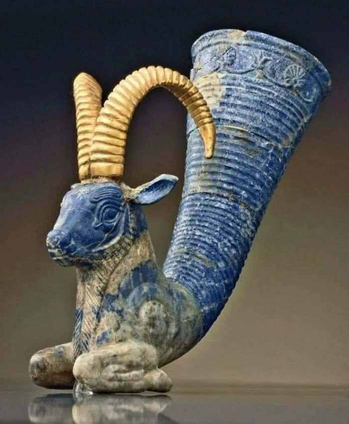 Персидский ахеменидский ритон (сосуд для питья) из лазурита и золота.