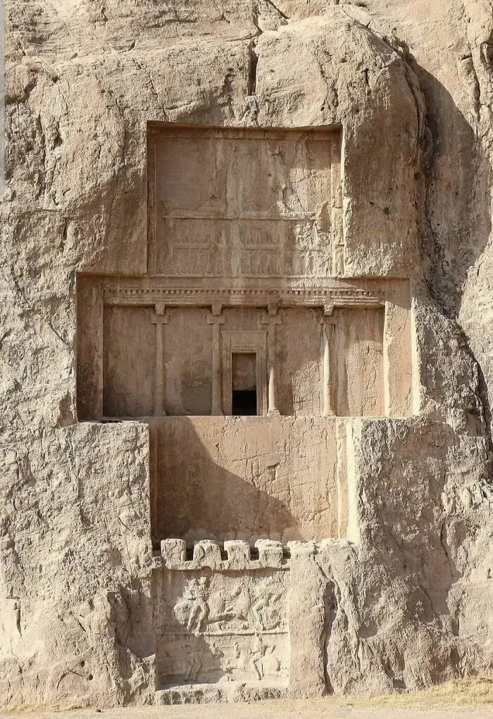 Могила персидского царя Дария I (Великого) в Накше-Рустаме, Иран.