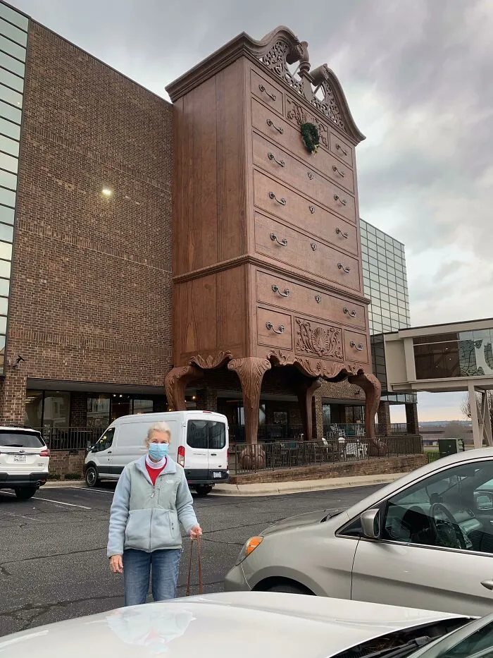 «Вход в мебельный магазин, который сегодня посетили мой папа и мачеха».