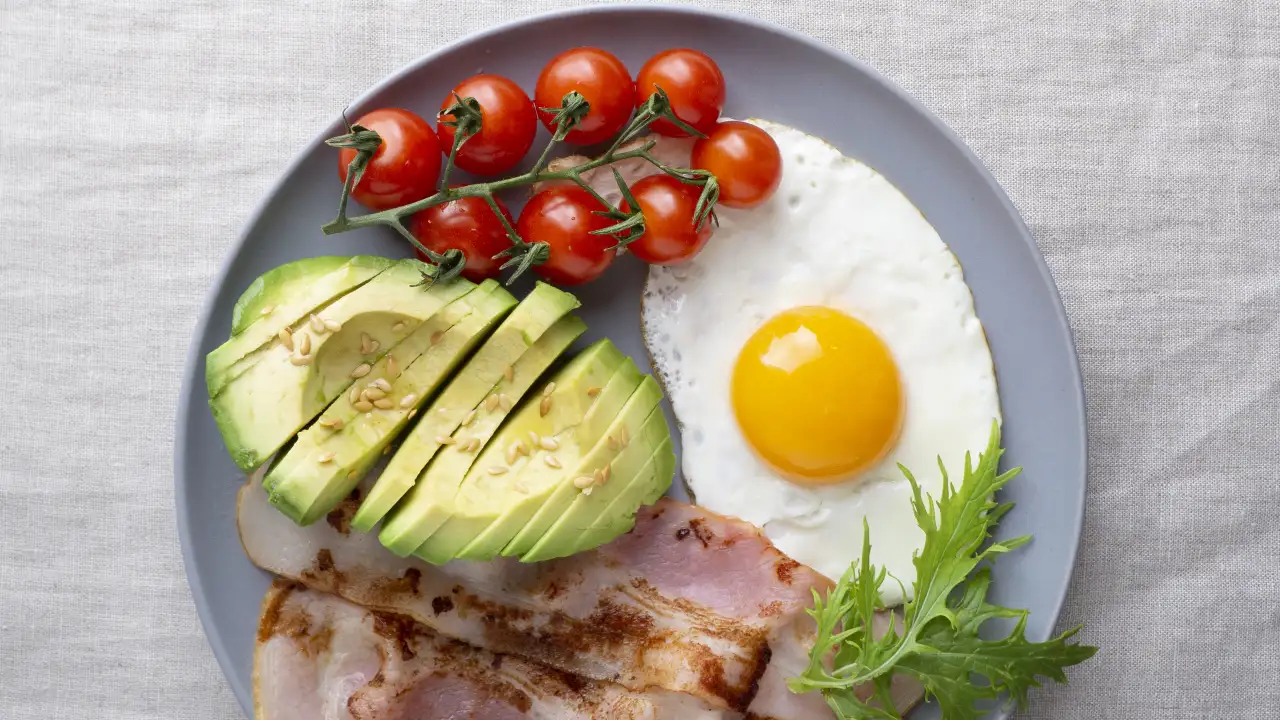Яйцо с авокадо и беконом.