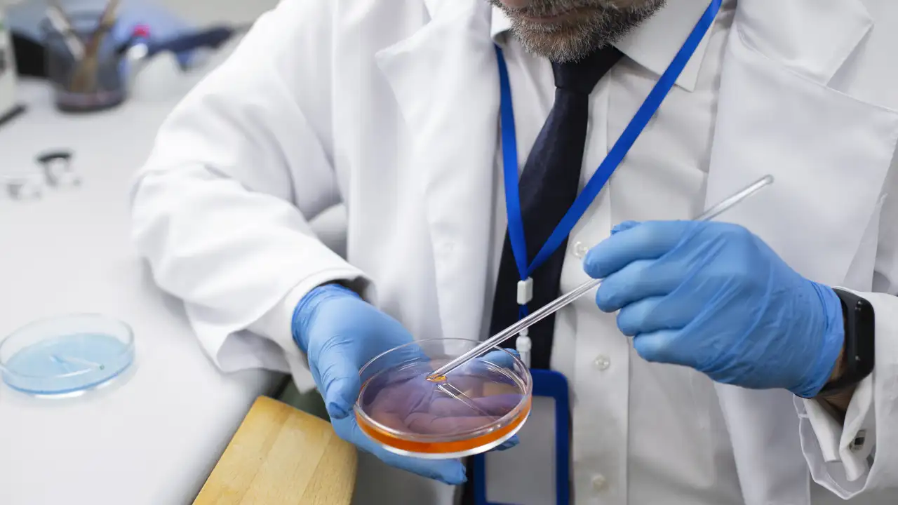 Учёный в лаборатории.