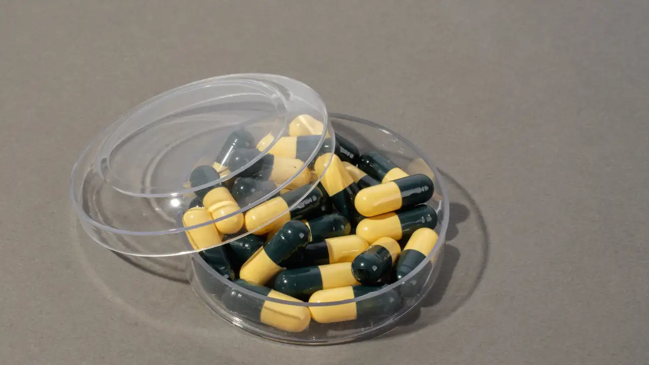 Таблетки в капсулах.