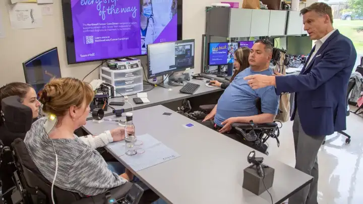 Томас (справа) может управлять руками Кэти Денаполи (слева) силой мысли.