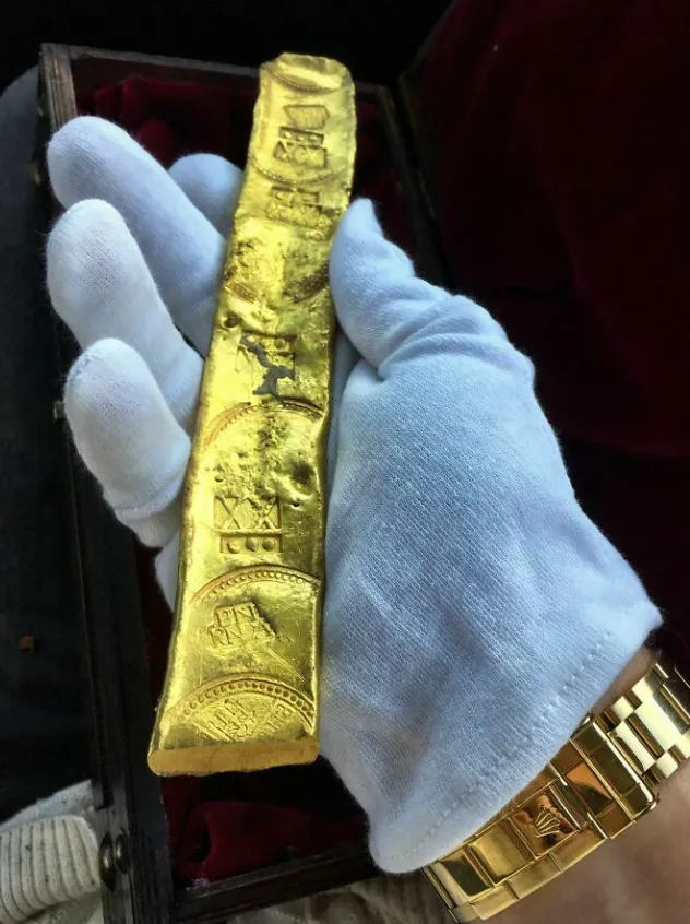 Золотой слиток со знаками монетного двора, найденный на испанском корабле с сокровищами «Нуэстра Сеньора де Аточа», затонувшем в 1622 году