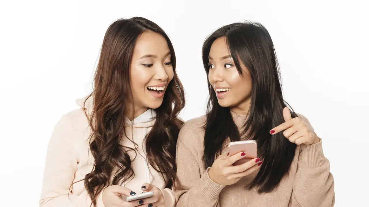 Девушки делятся контактами.